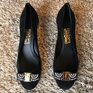 Velvet black pumps - women